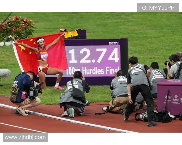 球员身披国旗激情庆冠瞬间温暖人心感动无数网友热泪盈眶